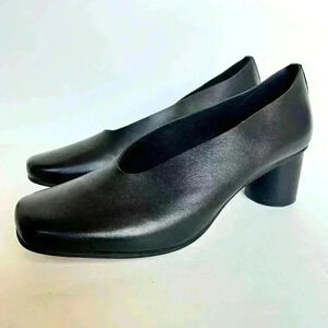 ALL BLACK Leather Pumps